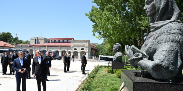 İlham Əliyev və Qurbanqulu Berdiməhəmmədov Natəvanın, Bülbülün və Üzeyir Hacıbəylinin güllələnmiş heykəllərinə baxıblar