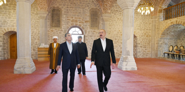 İlham Əliyev və Qurbanqulu Berdiməhəmmədov Şuşada Yuxarı Gövhər Ağa məscidini ziyarət ediblər