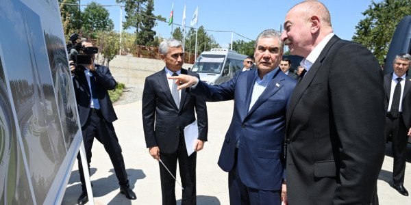 İlham Əliyev və Qurbanqulu Berdiməhəmmədov Yeni Şuşa məscidində tikinti işlərinin gedişi ilə tanış olublar