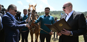 Qurbanqulu Berdiməhəmmədova Cıdır düzündə Qarabağ atı hədiyyə edilib