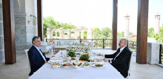 Prezident İlham Əliyev və Qurbanqulu Berdiməhəmmədov Şuşada birgə nahar ediblər