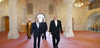 İlham Əliyev və Qurbanqulu Berdiməhəmmədov Şuşada Yuxarı Gövhər Ağa məscidini ziyarət ediblər