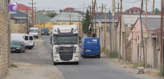 Binəqədidə yük maşınlarının sakinlərə yaratdığı TƏHLÜKƏLİ VƏZİYYƏT