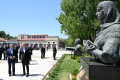 İlham Əliyev və Qurbanqulu Berdiməhəmmədov Natəvanın, Bülbülün və Üzeyir Hacıbəylinin güllələnmiş heykəllərinə baxıblar