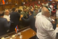 Ermənistan parlamentində deputatlar əlbəyaxa davaya çıxdılar